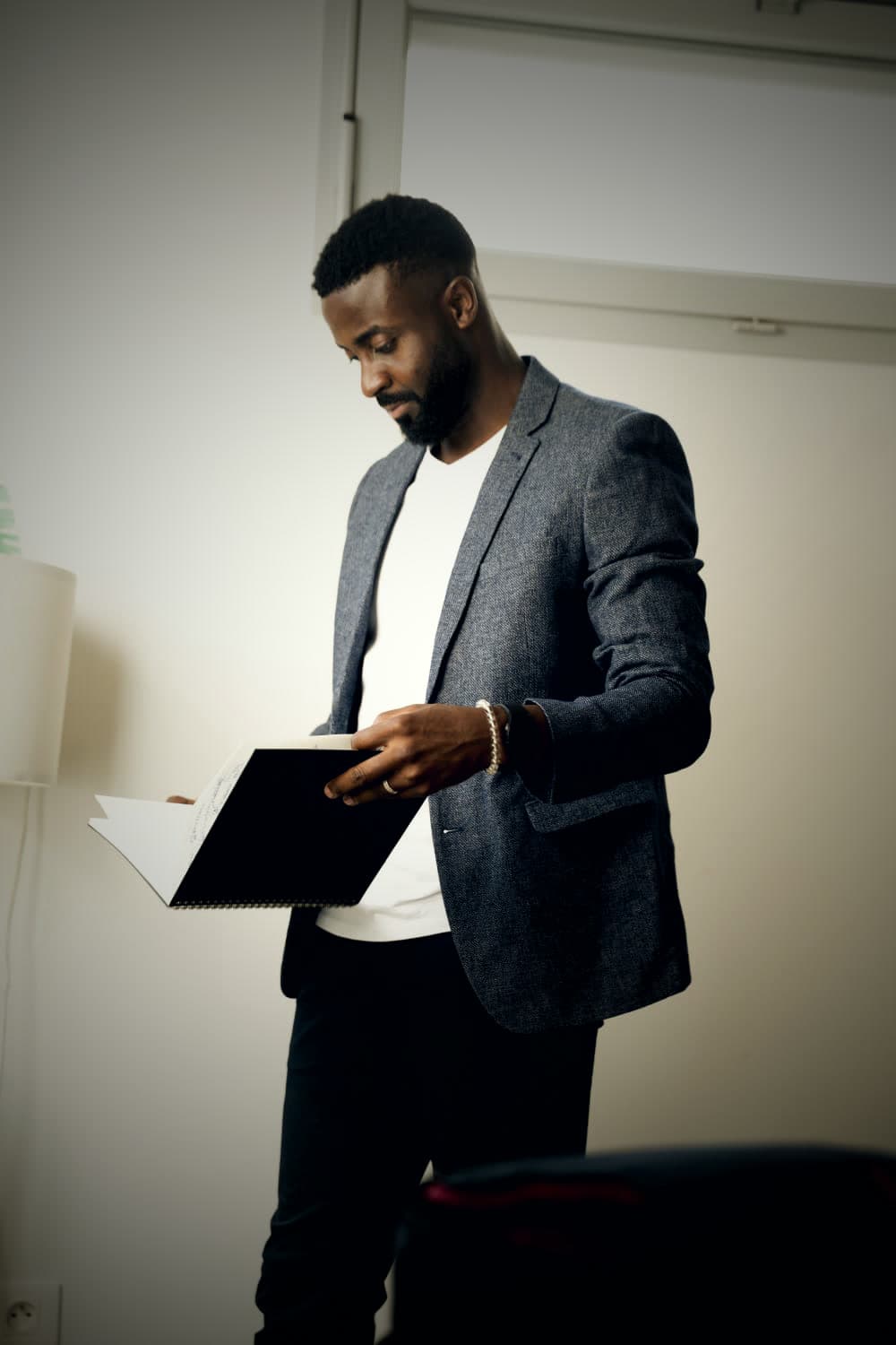 Léandry Petnga lisant un carnet de notes