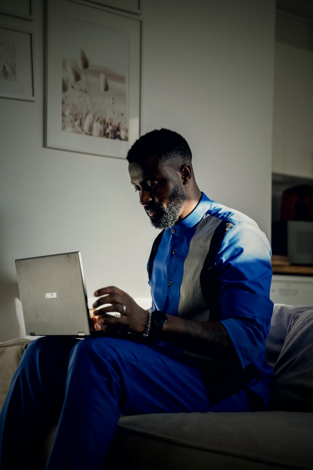 Léandry Petnga en séance en visio, assis devant un ordinateur portable